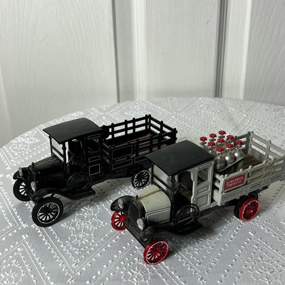 1923 Chevy💥RARE FINDINGS💥(2) 1 Ton Truck National Motor Museum Mint Die Cast - Picture 1 of 12